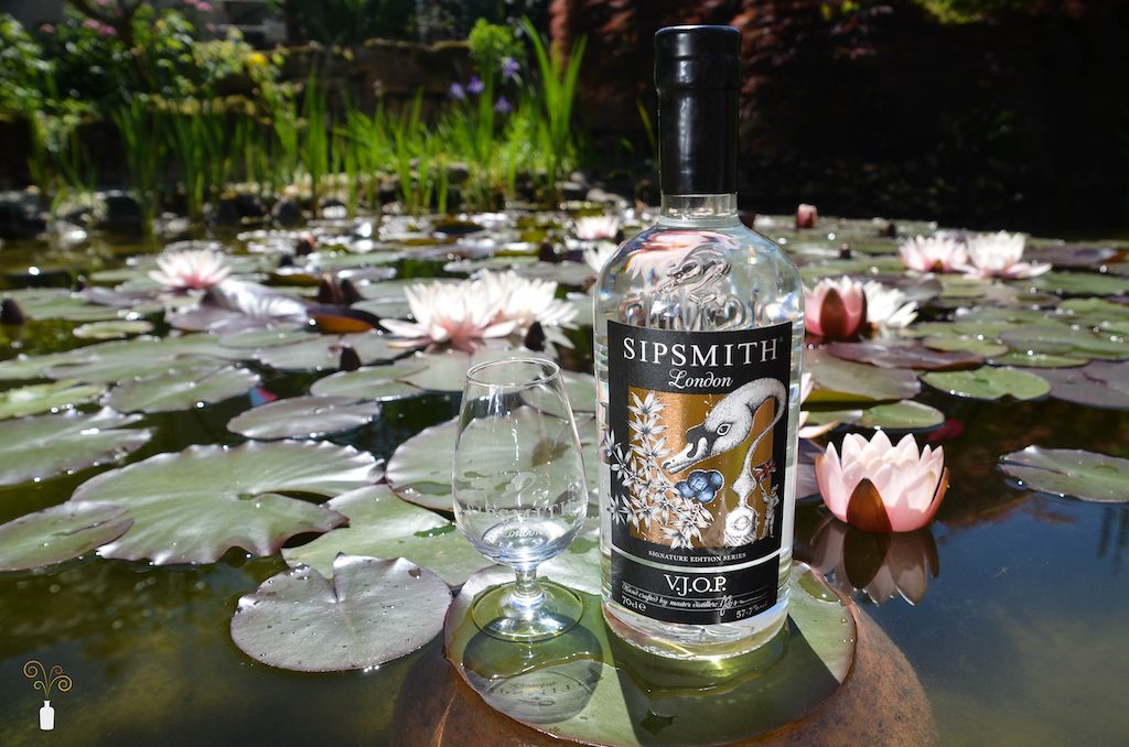Sipsmith V.J.O.P. London Dry Gin Flasche mit Glas auf Seerosenblatt in einem Teich