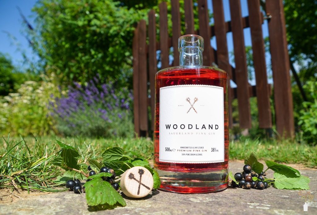 Foto des Woodland Sauerland Pink Gin in natürlicher Umgebung
