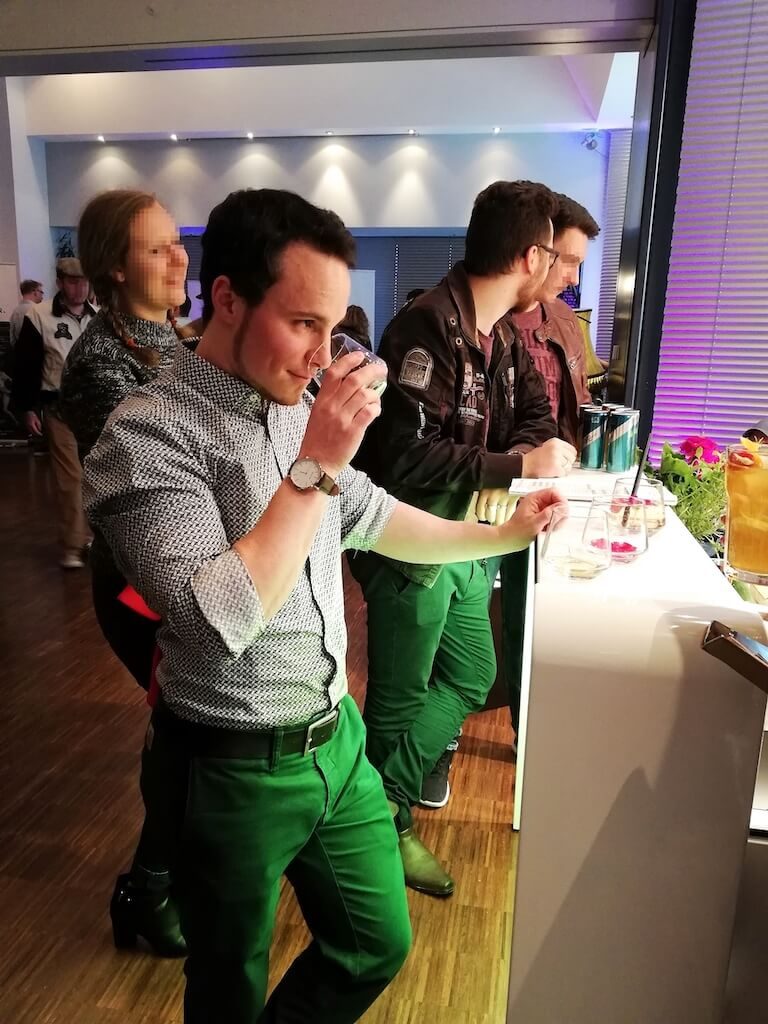 Johannes Hormuth probiert auf dem Hofheimer Gin Festival einen Gin